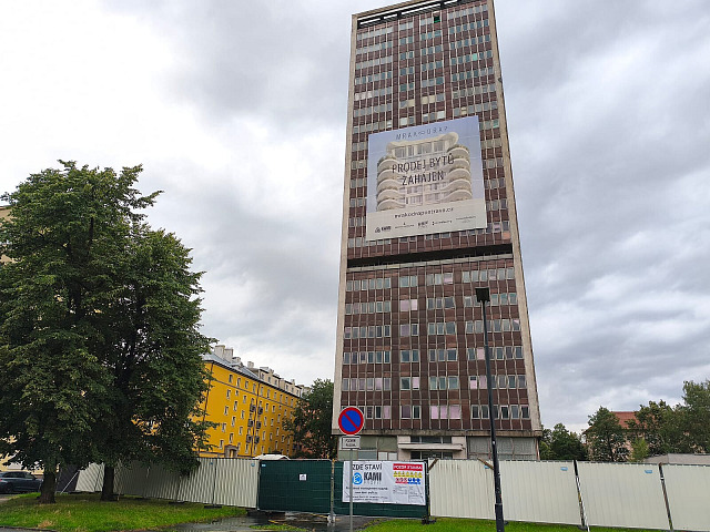 Zchátralý mrakodrap v Ostrčilově ulici v Ostravě už obehnal stavební plot a...