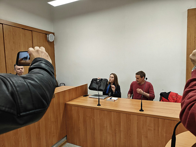 Obžalovaný u soudu odmítl odpovědnost za smrt kamaráda na loňské bytové party....