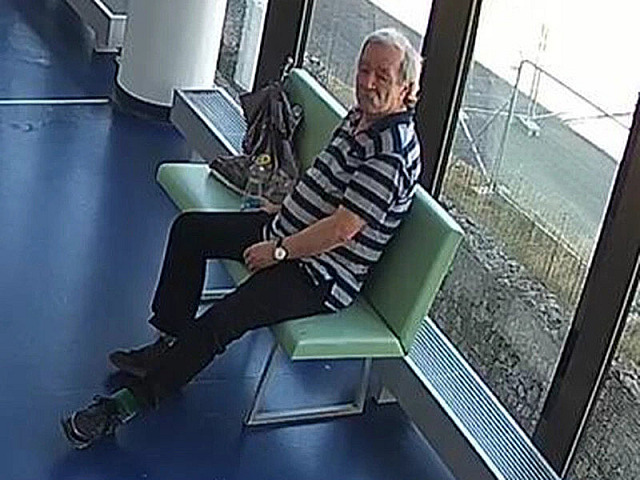 Policisté hledají muže, který byl v červenci svědkem rvačky na chodbě...