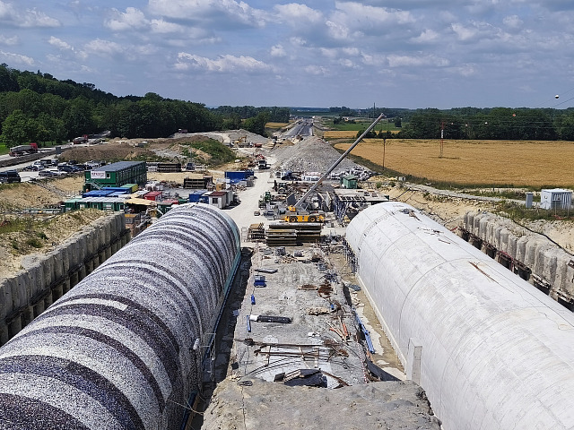 Staveniště u tunelu Homole. Na snímku vlevo je vidět vnější stěna tunelu...