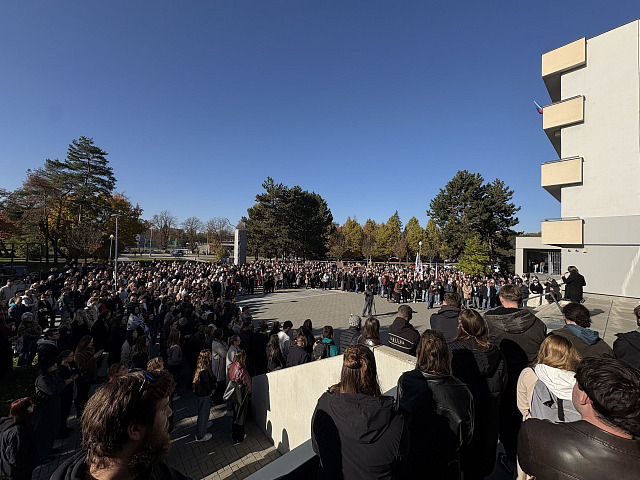 Studenti Univerzity Palackého v Olomouci se sešli před právnickou fakultou, aby...