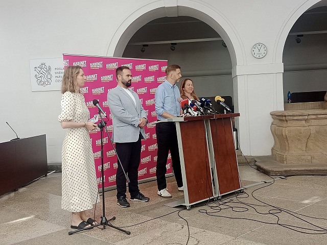 Předseda STAN Vít Rakušan, místopředsedkyně hnutí Michaela Šebelová a poslanec...