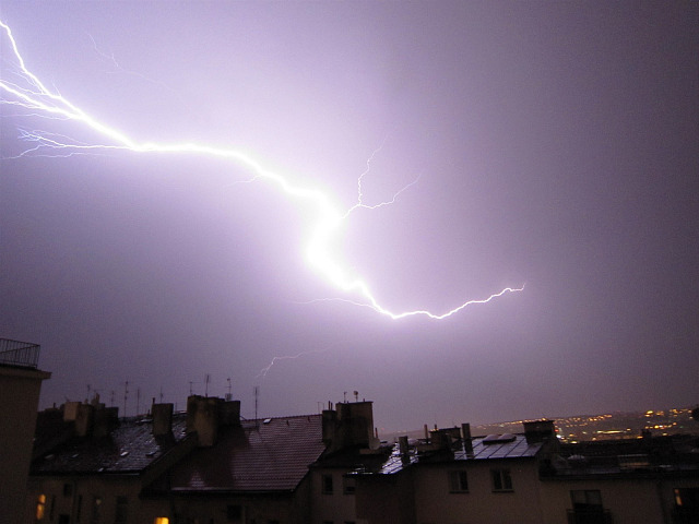 Noční bouřka nad pražským Žižkovem ve středu 7. srpna nad ránem