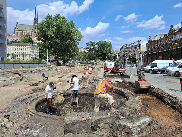 Historická točna pro železniční vagony nalezená archeology v Brně u budovy Malé...