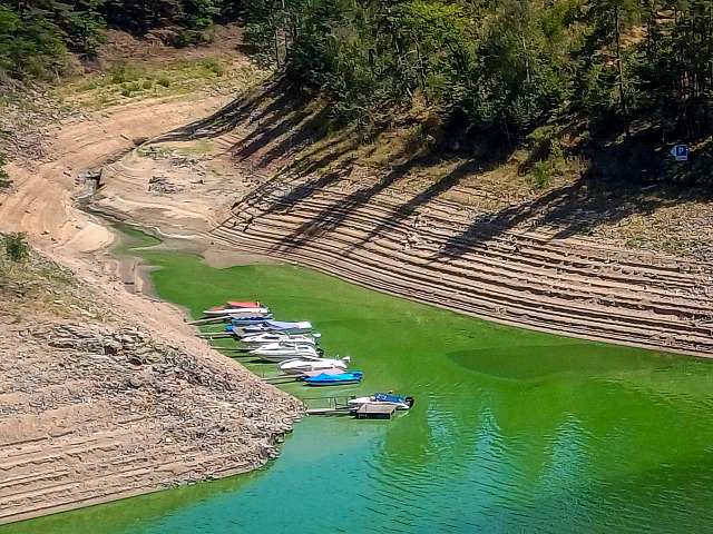 Zátočina s loděmi na orlické přehradě (2026)