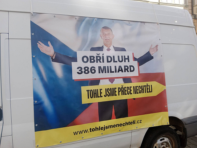 Před Sněmovnu umístili lidovci tři dodávky upozorňující na vysoký navržený...