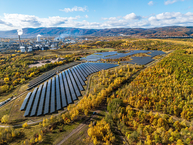 Nová fotovoltaická elektrárna v Růžodolu u Litvínova. V pozadí chemička...