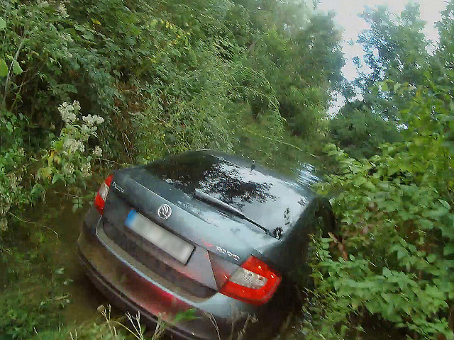 Řidič Škody Rapid nezastavil policistům v Hranicích a sešlápl plyn. Neujel a...