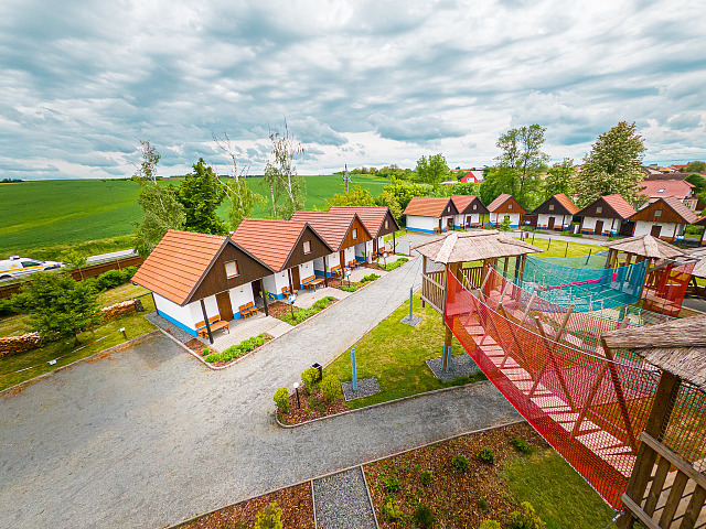 Chatky v kempu Slovácký dvůr v Ostrožské Nové Vsi