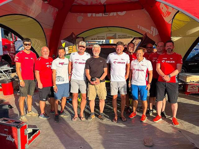 „Kamarád z Dakaru Petr Pavel nás navštívil i na Rallye du Maroc. Děkujeme!“...