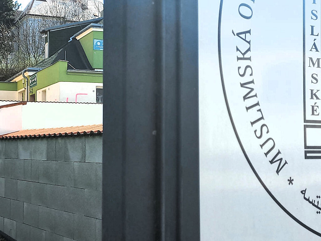 Minimálně dva velké hákové kříže a další symboly nasprejoval někdo na fasádu...
