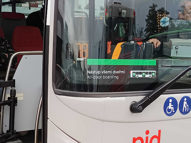 Cestující mohou nově do příměstských autobusů nastupovat všemi dveřmi. (1....
