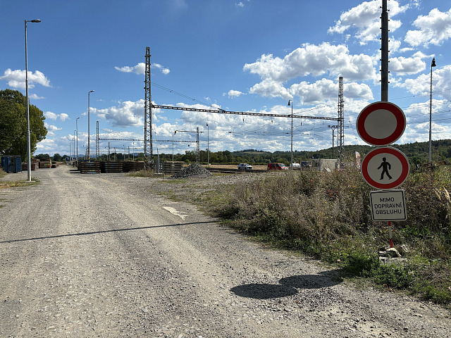 Pohled na místo u Hustopečí nad Bečvou, kde došlo k havárii vlaku převážejícího...