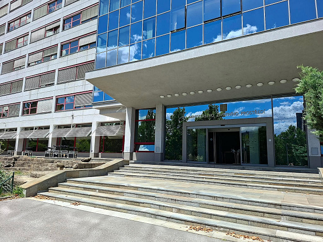 Ministerstvo životního prostředí nechalo nasvítit svou budovu v barvách...