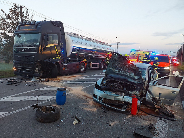 Řidič Škody Octavia se při předjíždění kolony střetl u Hrušové s kamionem. (3....