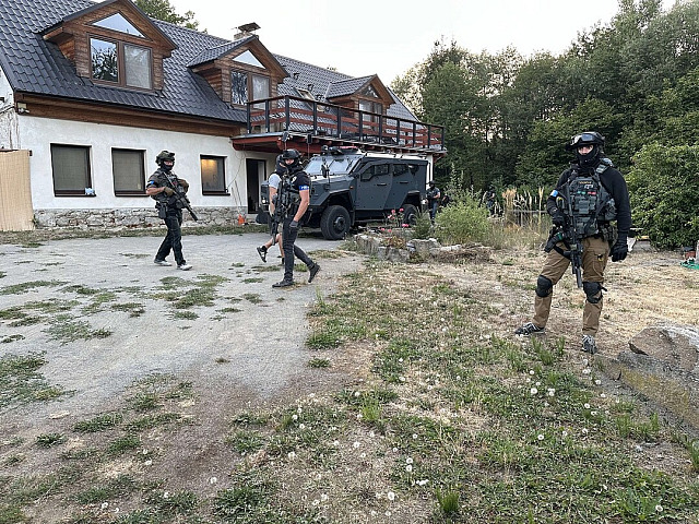 Obrněné vozidlo Útvaru rychlého nasazení prorazilo uzamčená kovová vrata...