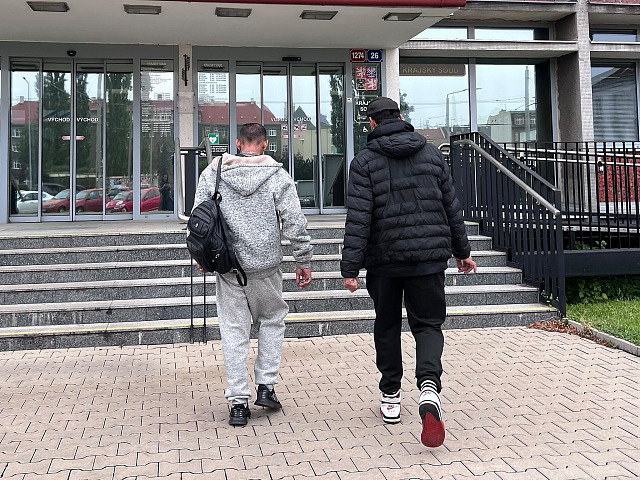 Otec muže, který na ubytovně v Drahomyšli na Lounsku zavraždil své malé dítě,...