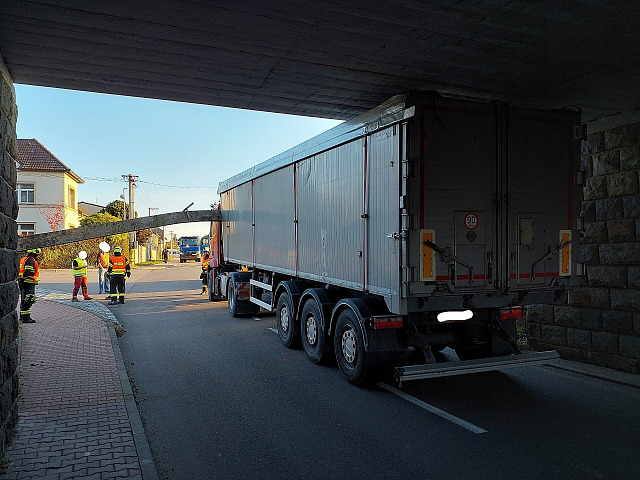 Řidič nákladní soupravy uvázl v Kostěnicích pod železničním mostem. (21. října...