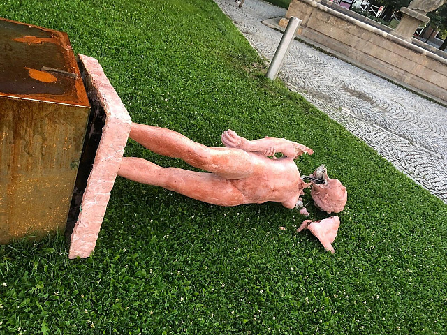 Neznámý vandal zničil v centru Loštic na Šumpersku sochu Hesperidka od Ondřeje...