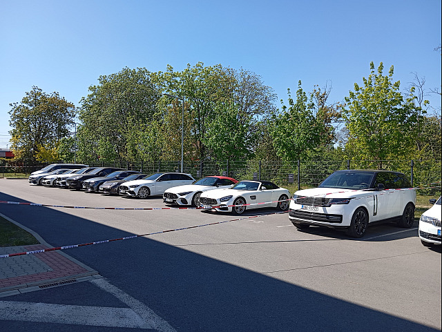 Policie zasahuje u prodejce ojetých vozů Auta Super v Praze-Hostivaři, 30....