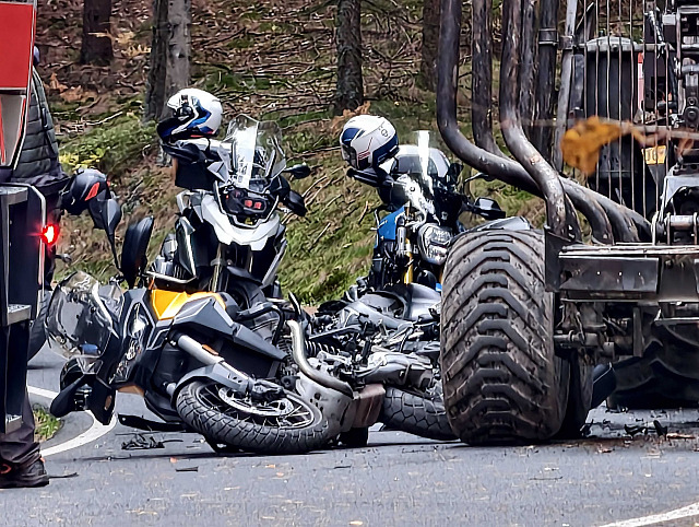 Podle krajské mluvčí policie Kláry Jeníčkové jeden z motorkářů nedobrzdil a...