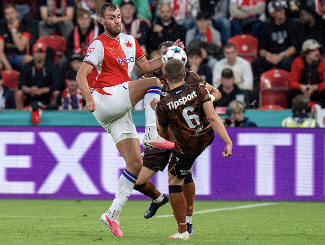Plzeňský Lukáš Červ bojuje o míč s Tomášem Chorým ze Slavie.