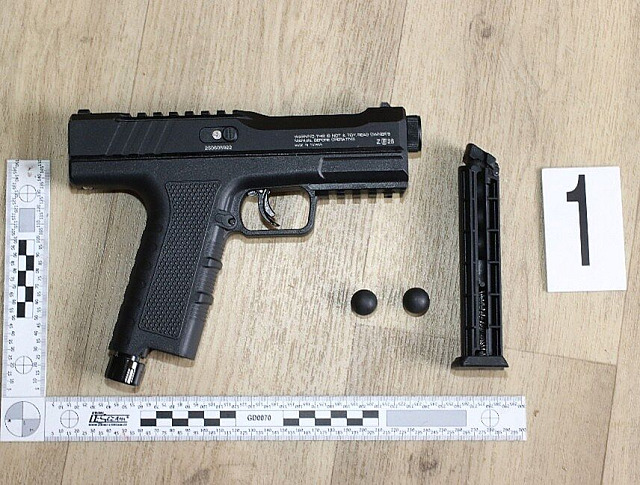 Zbraň, kterou policisté našli v bytě muže, jenž předtím střílel na cisternu s...