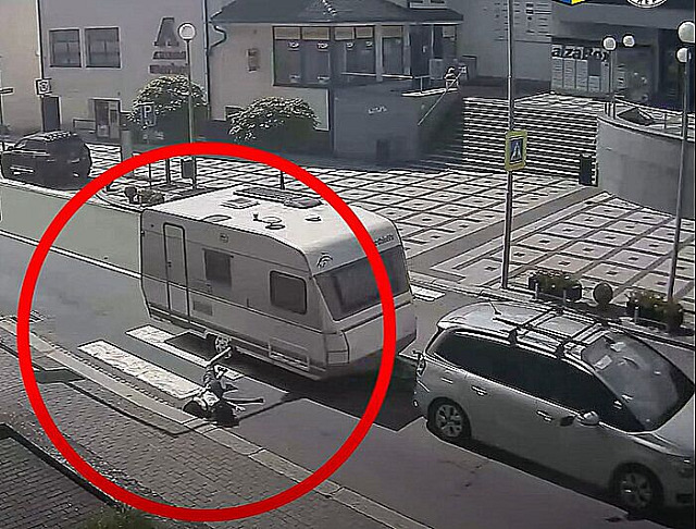 Auto s obytným přívěsem srazilo chodkyni v Masarykově ulici v centru Luhačovic.