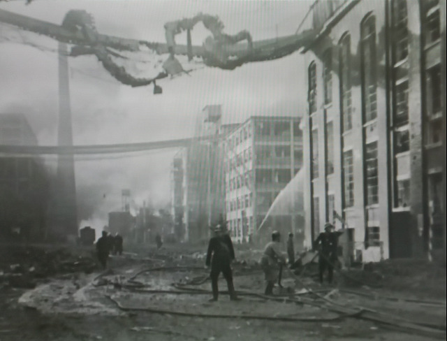 Hasiči bojují s ohněm v továrním areálu po náletu v roce 1944.