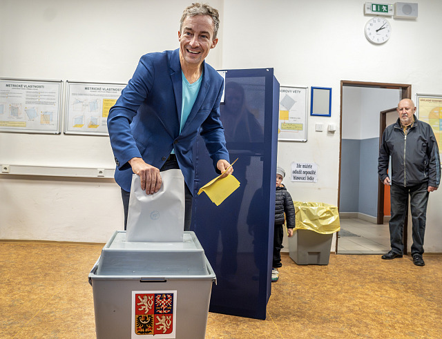 Tomáš Portlík odevzdal hlas . Volební místnosti po celé České republice se...