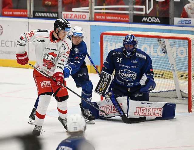 Jakub Kos v dresu Olomouce před bránou Komety.
