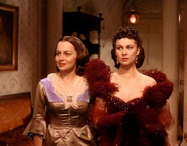 Olivia de Havillandová jako Melanie a Vivien Leighová jako Scarlett ve filmu...