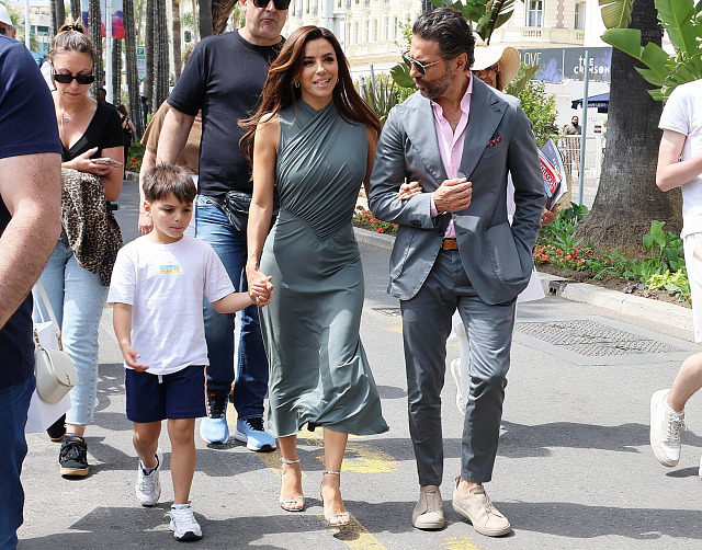 Eva Longoria s manželem a synem Santiagem v Cannes (2026)