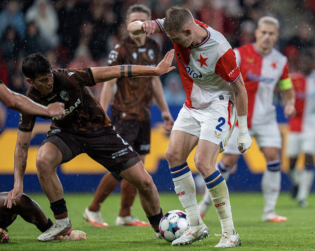 Slávistický obránce Štěpán Chaloupek (vpravo) v souboji s plzeňským Tobiášem...