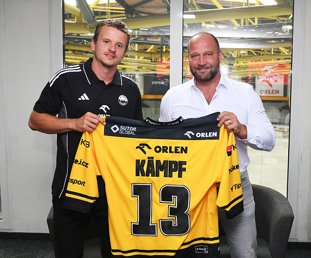Hokejový Litvínov představil posilu Davida Kämpfa, vpravo šéf klubu Jiří Šlégr.