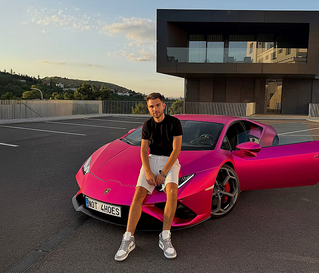 Moje Lambo. Adam Kajumi se rád předváděl se sportovními auty a krásnými dívkami.