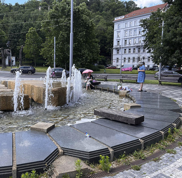 Ve dne osvěžení, v noci vana. Tak využívají Pražané kašny a fontány.