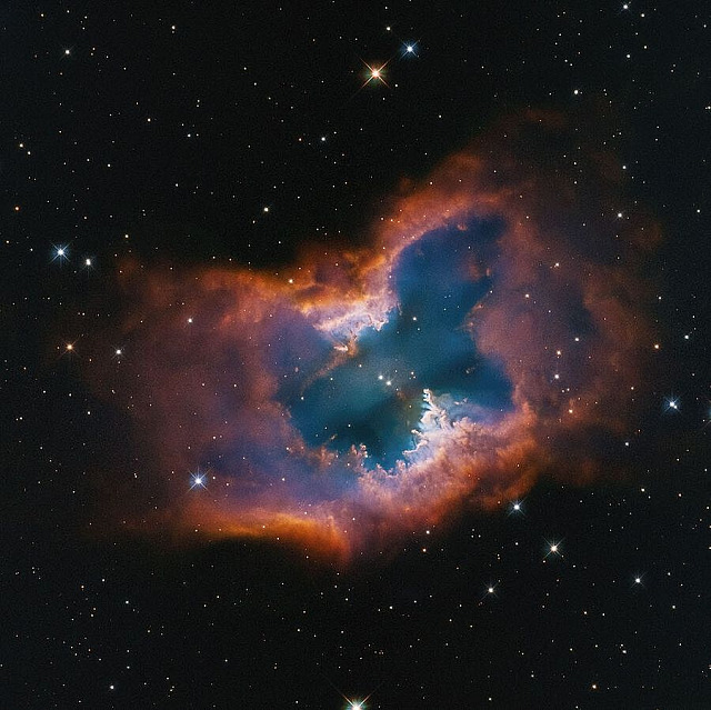 Tento snímek z HST zachycuje krásu planetární mlhoviny NGC 2899, která je...