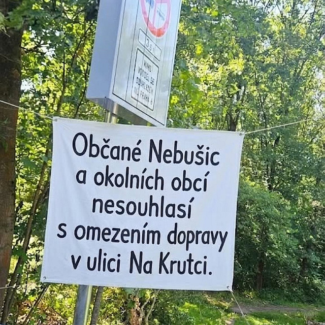Transparent, který nesouhlasí s omezením dopravy v ulici Na Krutci. (28. srpna...