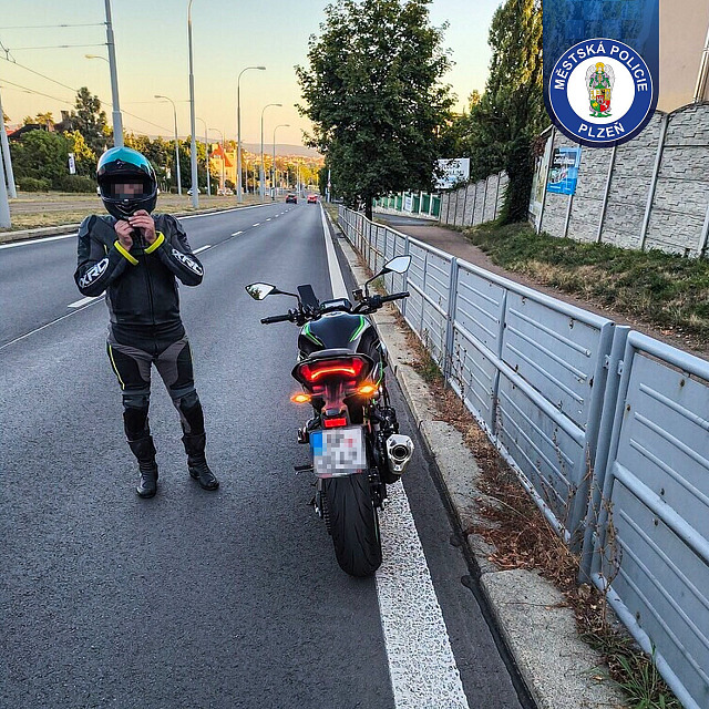 Motorkář jel po Plzni rychlostí 120 kilometrů v hodině. (8. srpna 2026)