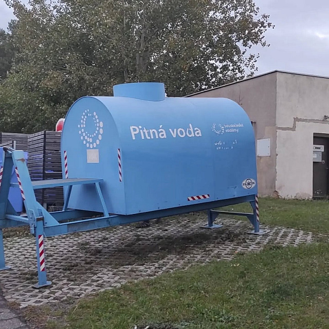 V obci Řež stojí dvě cisterny s pitnou vodou kvůli nálezu olova ve vodovodu v...