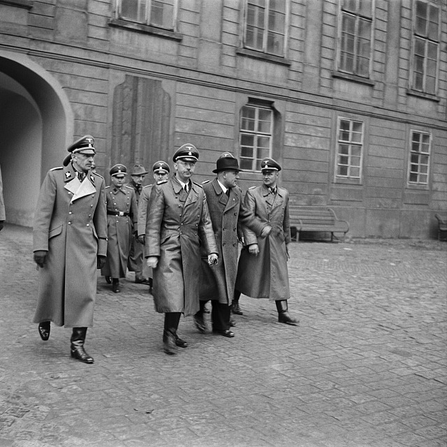 Heinrich Himmler (na snímku v popředí) za druhé světové války takzvaný...