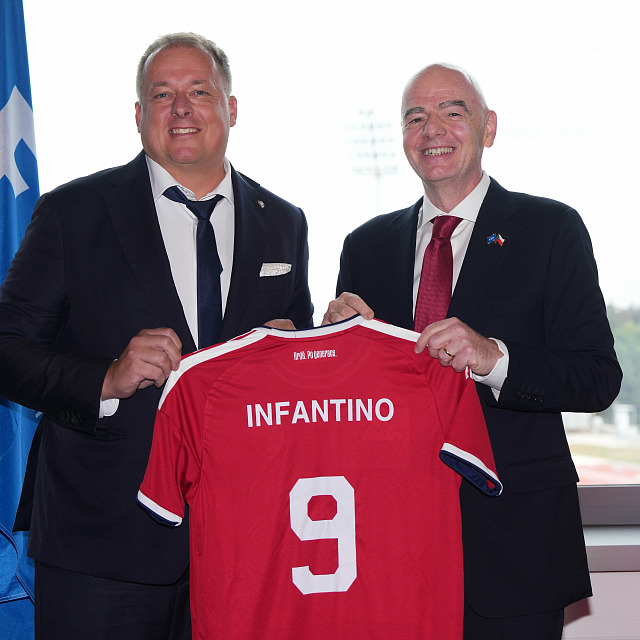 Prezident FIFA Gianni Infantino pózuje s předsedou FAČR Davidem Trundou.