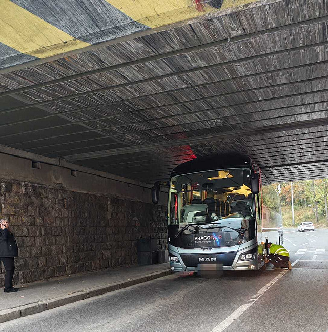 Autobus uvázl pod viaduktem ve Vysočanské ulici v Praze 9. (20. října 2026)