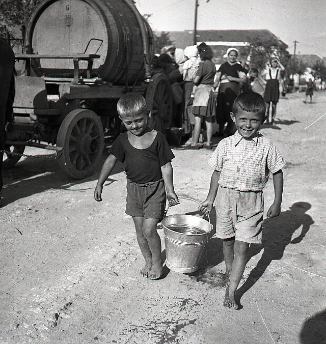 Voda z cisteren. Lidé na východním Slovensku při suchu v roce 1947.