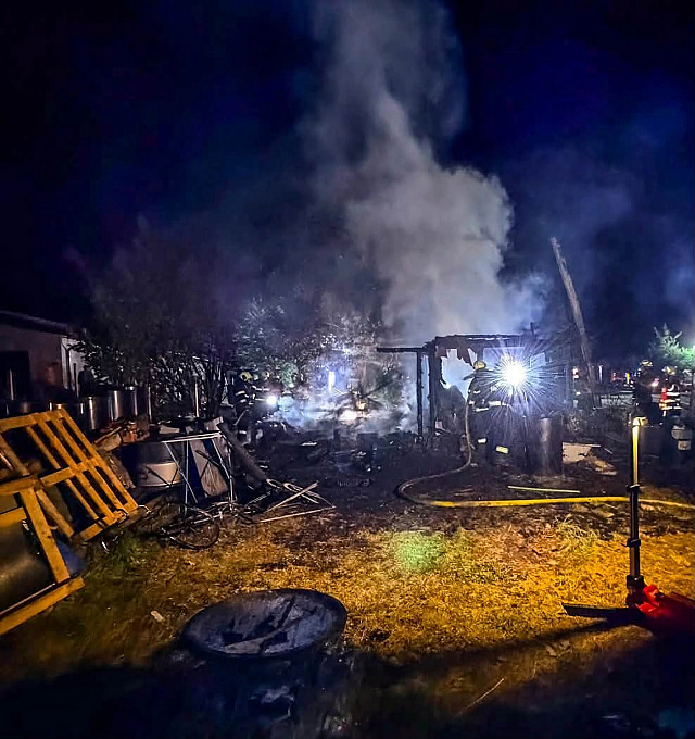 Čtyři jednotky hasičů likvidovali požár zahradní kůlny v Hranicích. (9. srpna...