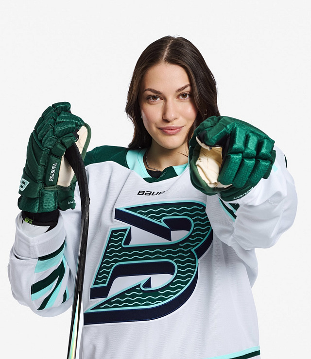 Hokejistka Daniela Pejšová v dresu Boston Fleet.