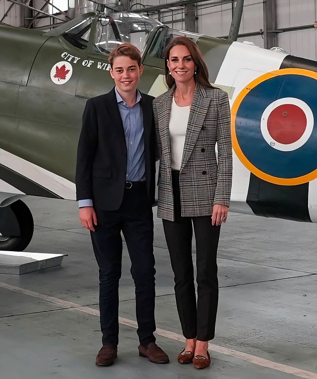 Princ George a princezna Kate na návštěvě základny RAF Coningsby v Lincolnshire...