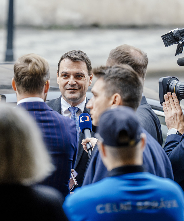 Ministr zahraničí Petr Macinka dorazil za ministryní financí Alenou...