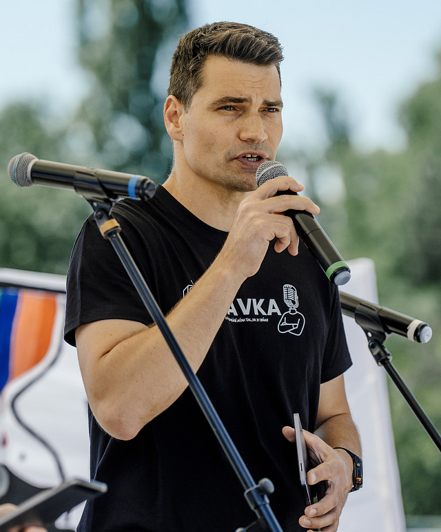 Na protestním shromáždění zaměstnanců ČT vystoupil také moderátor Daniel Stach....